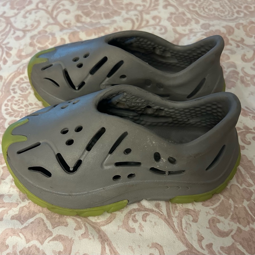 SIA (SOMEWHERE IN AMERICA) 
SLIP ON SHOES 
SIZE 9/10 C